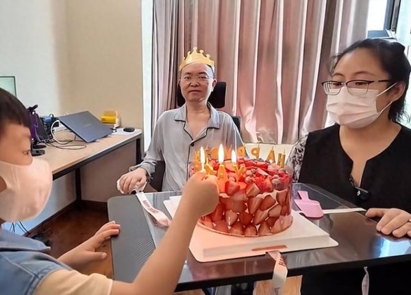 配资伐 47岁蔡磊与渐冻症抗争6年，妻儿为其庆生，一周前刚获评“全国自强模范”